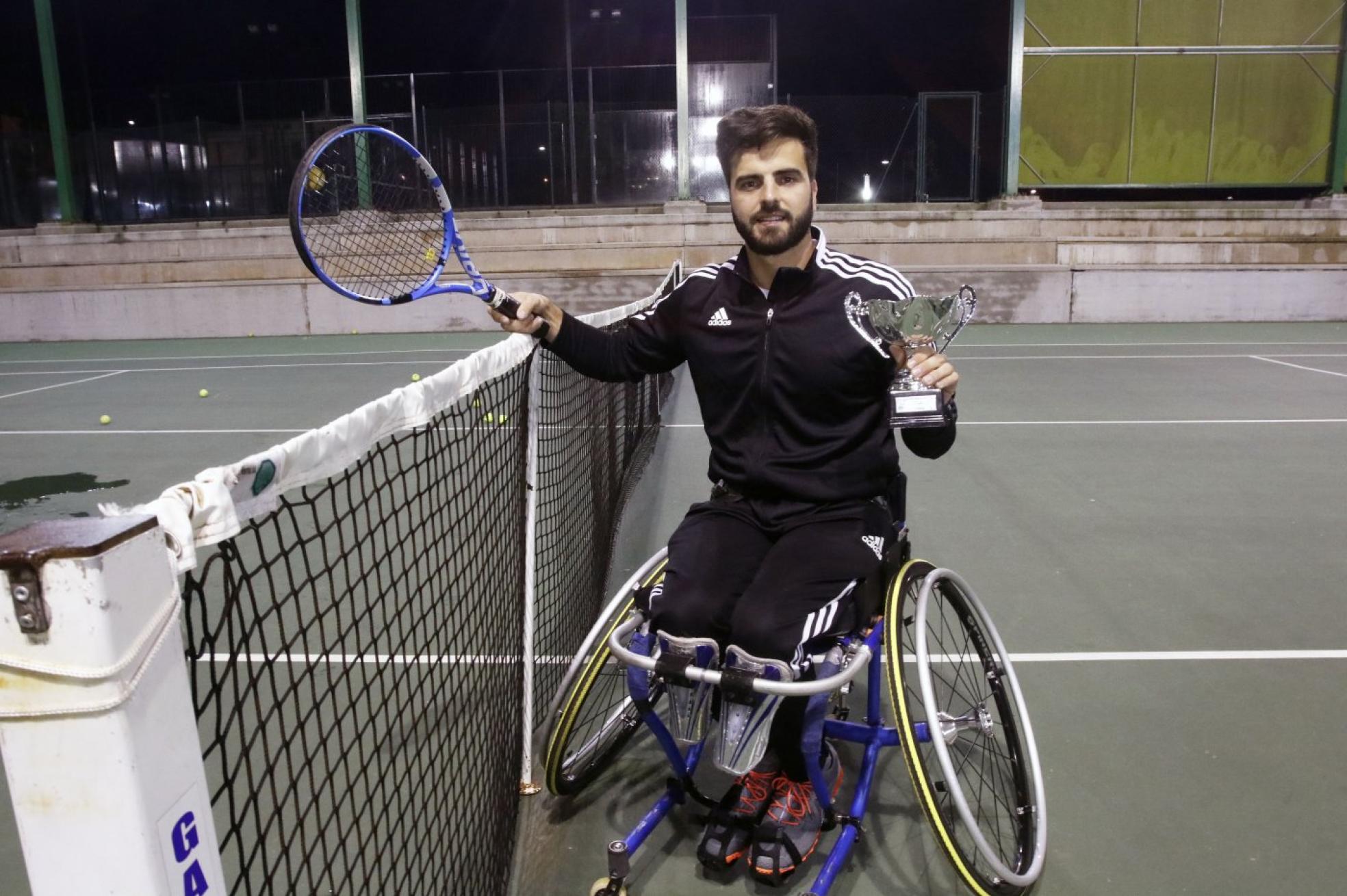 Pelayo Novo, tras proclamarse campeón de Asturias de tenis en silla. 