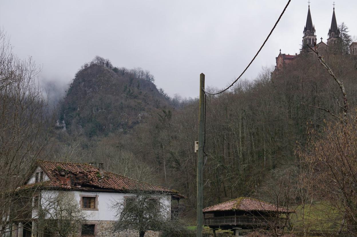 Parte del tejado hundido en la casona de Les Llanes, en Covadonga. 