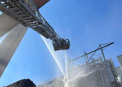 Imagen secundaria 1 - Labores de extinción del incendio. 