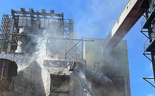 Imagen principal - Labores de extinción del incendio. 