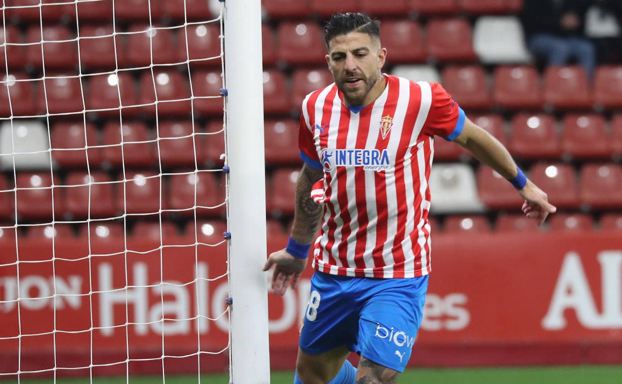 Zarfino, en un partido en El Molinón. 