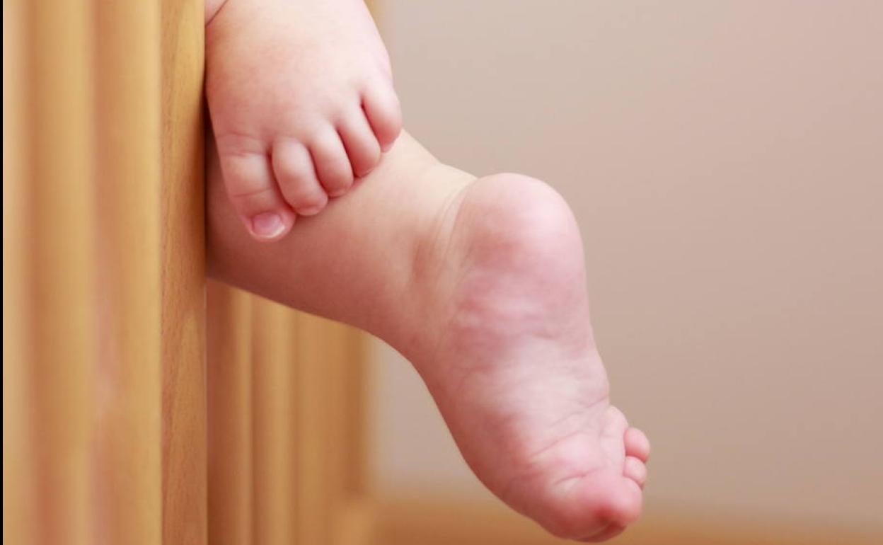 Una mujer acude a la Policía al no poder diferenciar a sus bebés gemelos