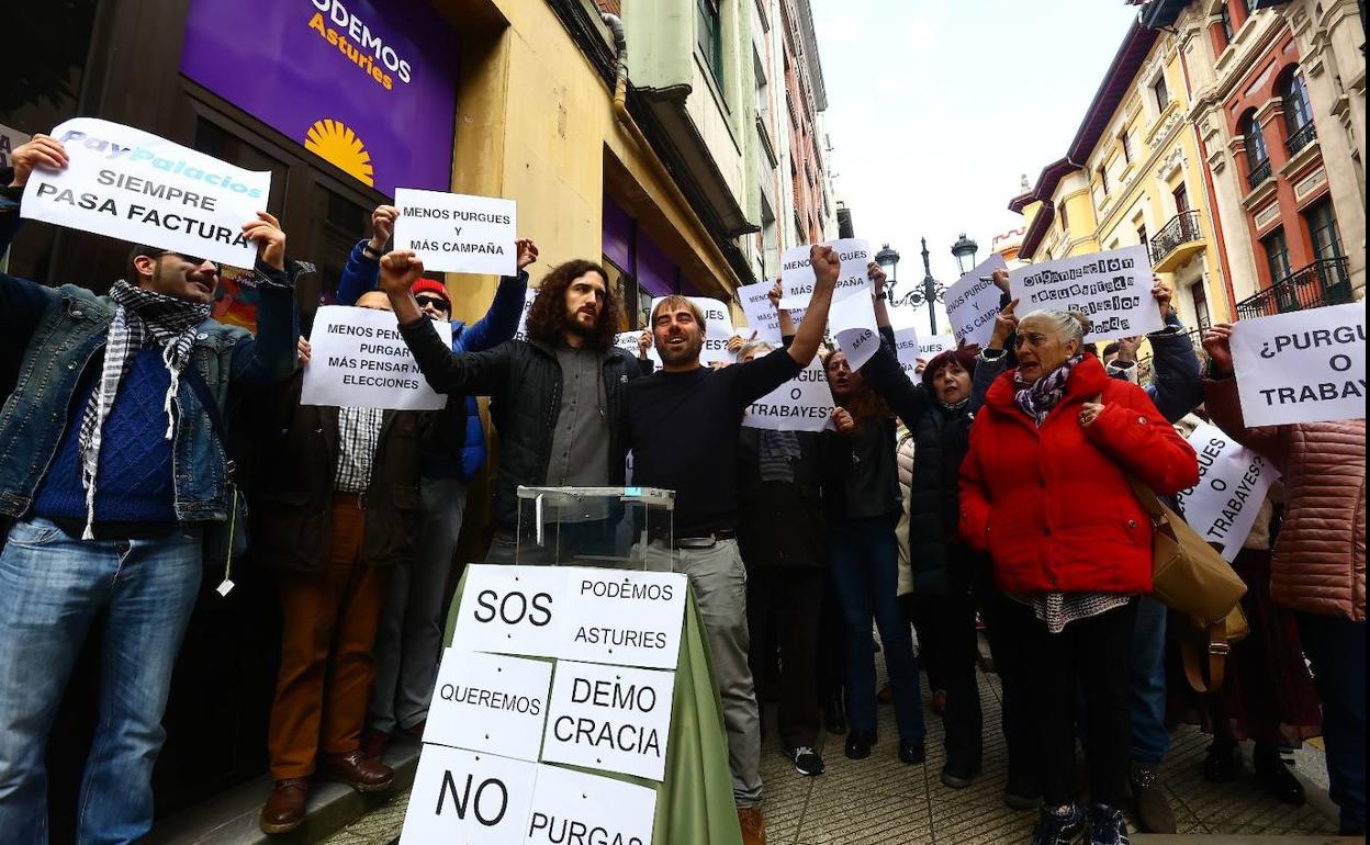 Los concentrados ante la sede regional de Podemos muestran su apoyo a Jorge García y Dani Ripa, ambos con el puño en alto. 