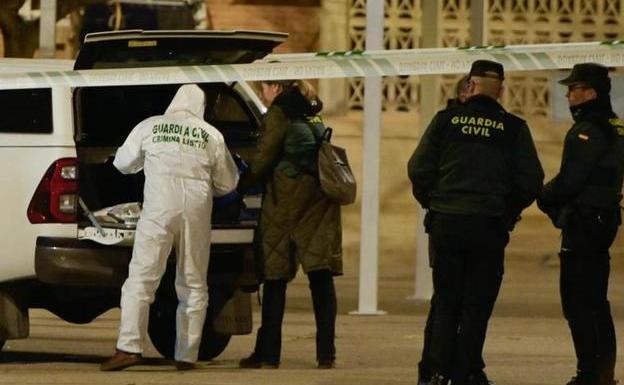 Guardias civiles frente al portal del edificio de la mujer que ha fallecido en Villanueva de Gállego, Zaragoza.