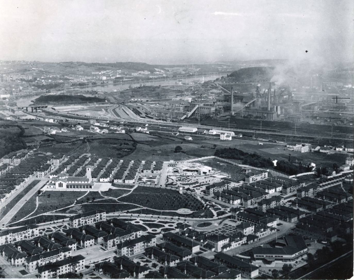  Vista aérea de Avilés, con el poblado de Llaranes en primer término. 