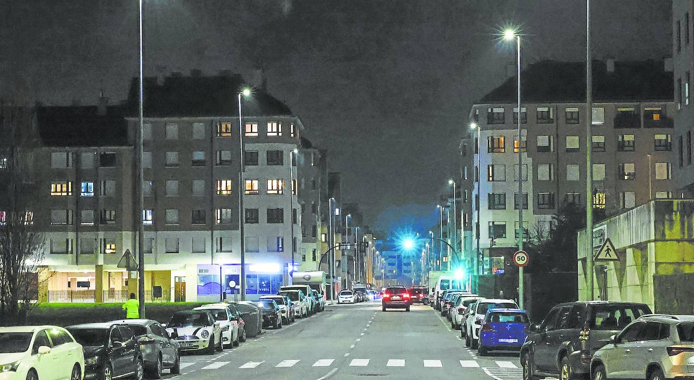 Viesques. Las farolas altas de la avenida Mar Cantábrico, en Viesques, aglutinan buena parte de las quejas. 