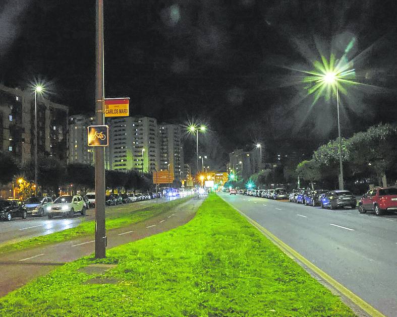 El Polígono. Carlos Marx con iluminación led.