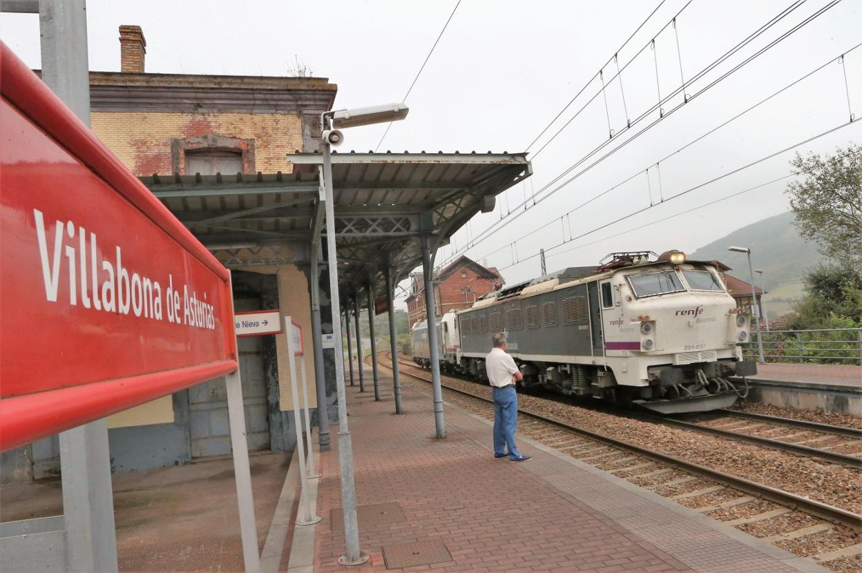 Dos locomotoras que Renfe utiliza para el tráfico de mercancías circulan ante la estación de Villabona de Asturias. 