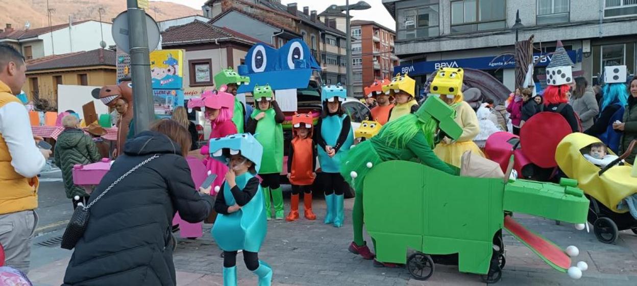 Los hipopótamos de cartón no dejaron de comer bolas durante toda la tarde por las calles de Lena. 