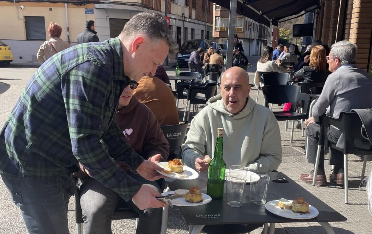 El gerente de la sidrería San Mamés de Blimea, con su pincho de tortilla. 