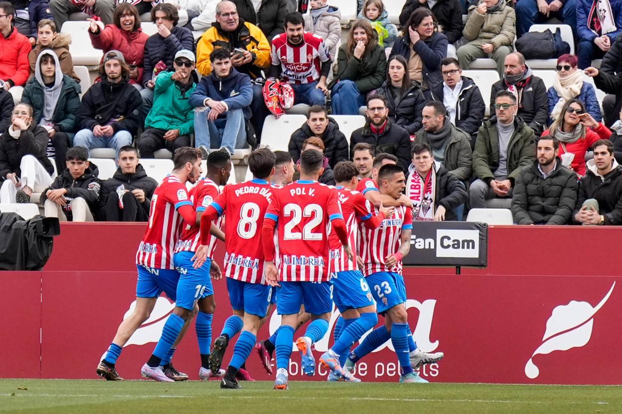 Los compañeros abrazan a Djuka después de romper su racha goleadora y adelantar a los rojiblancos. 