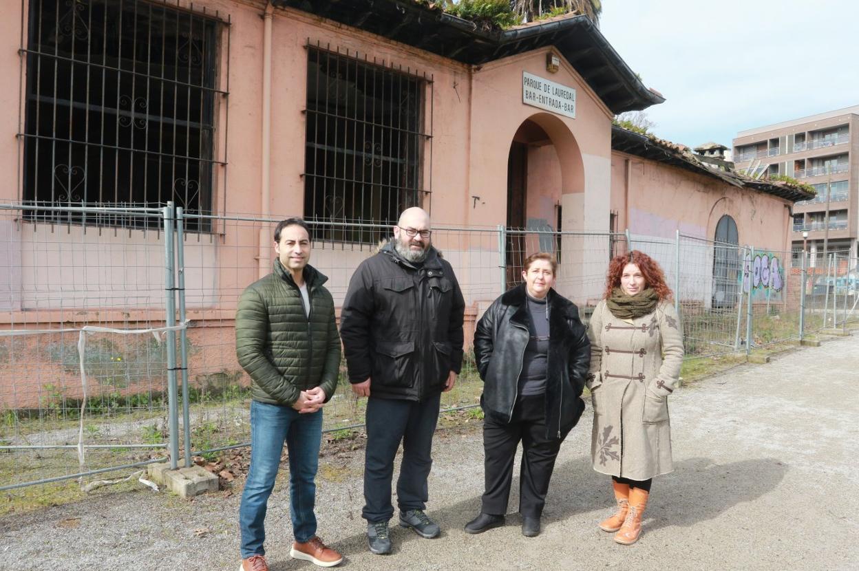 Jorge Alonso, Xurde Lains, Luisa Martínez y Cristina Suárez, de la plataforma vecinal, frente al antiguo bar de El Lauredal. 