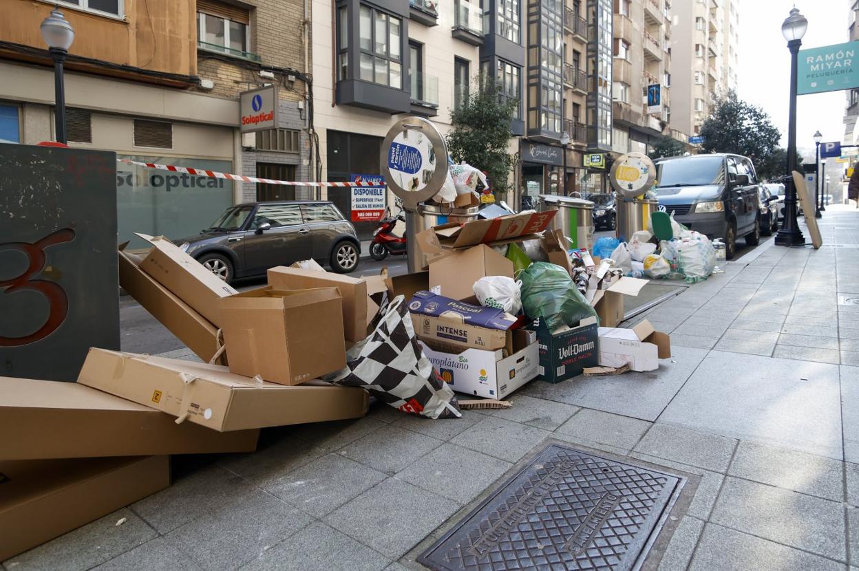 Basura acumulada ayer sobre los contenedores soterrados de la calle Donato Argüelles. 