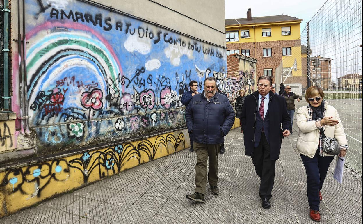 El alcalde de Oviedo se ha reunido con los vecinos de Colloto para conocer sus necesidades. 