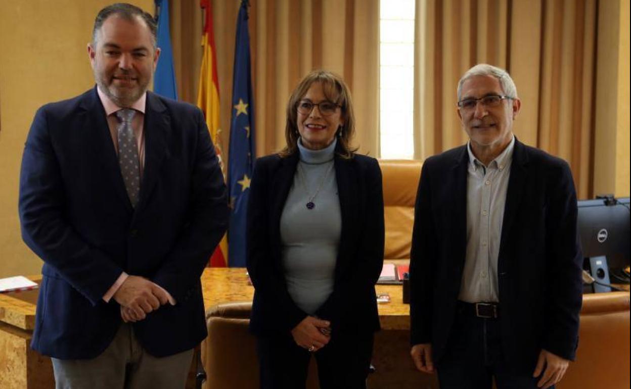 Carlos Paniceres, Ángela Vallina y Gaspar Llamazares.