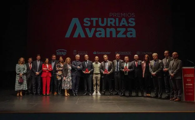 Jurado de los premios Avanza, Ángel González, Carmen de la Uz, Félix Baragaño, Mónica Blanco, Alberto Pajares, Carlos Ranera y Paz Valdés.