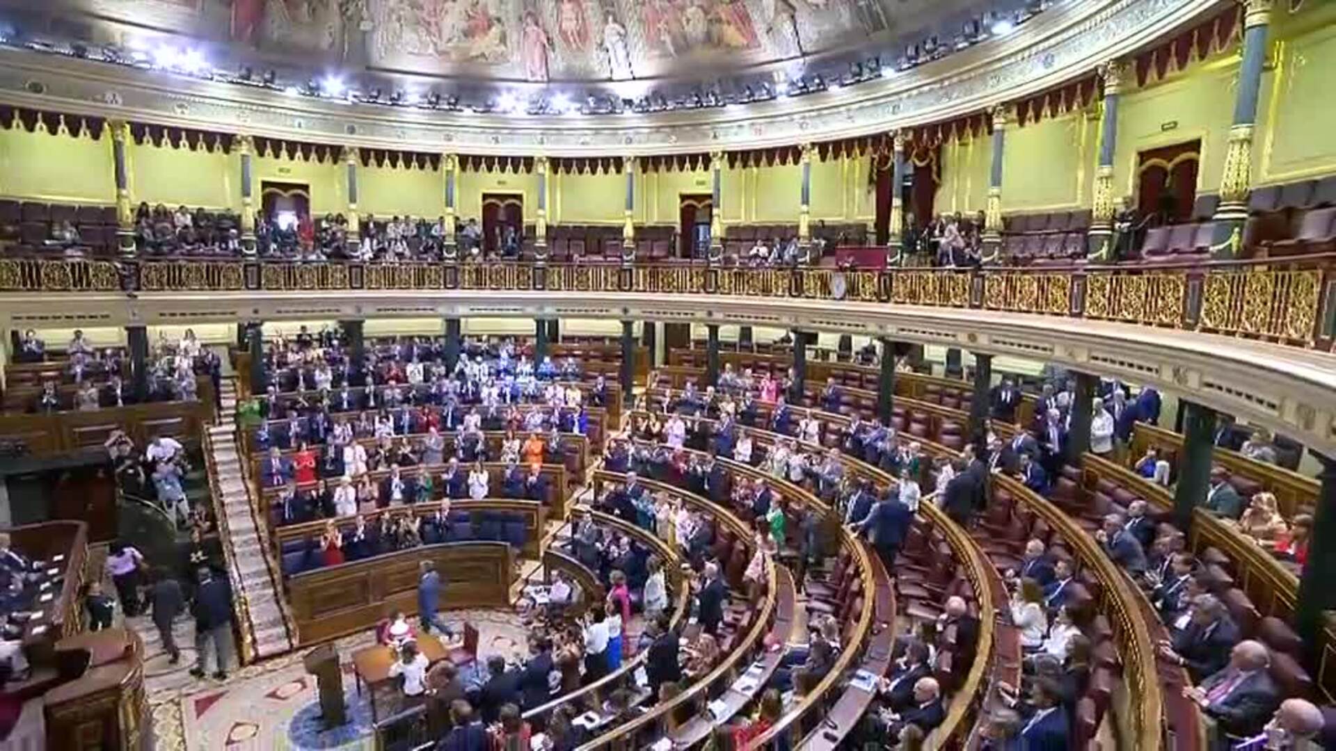 Petro Recibido Con Una Larga Ovaci N Mientras Los Diputados De Vox