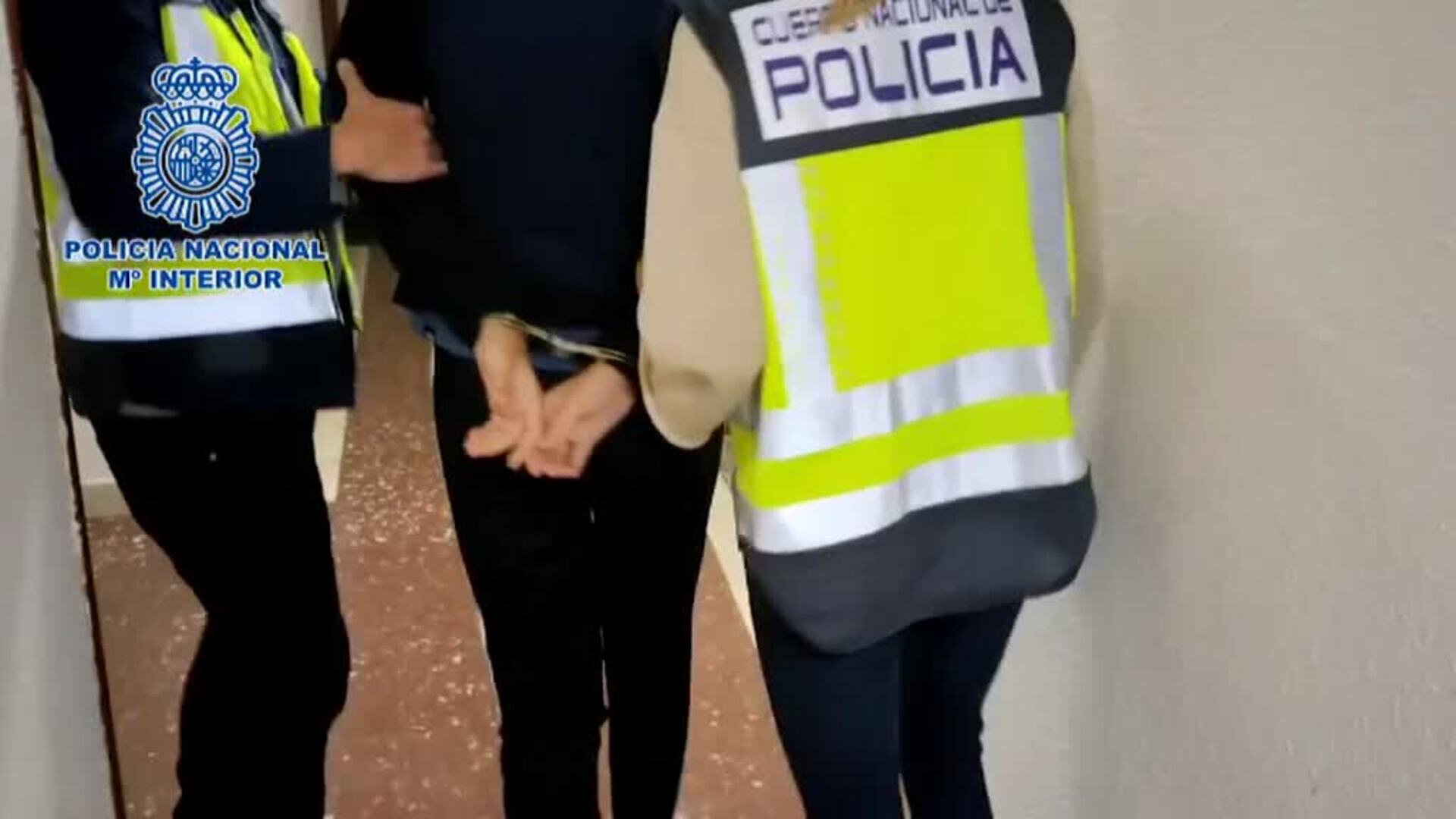 La Policía Nacional Detiene A Cuatro Personas Por Colgar De Un Puente