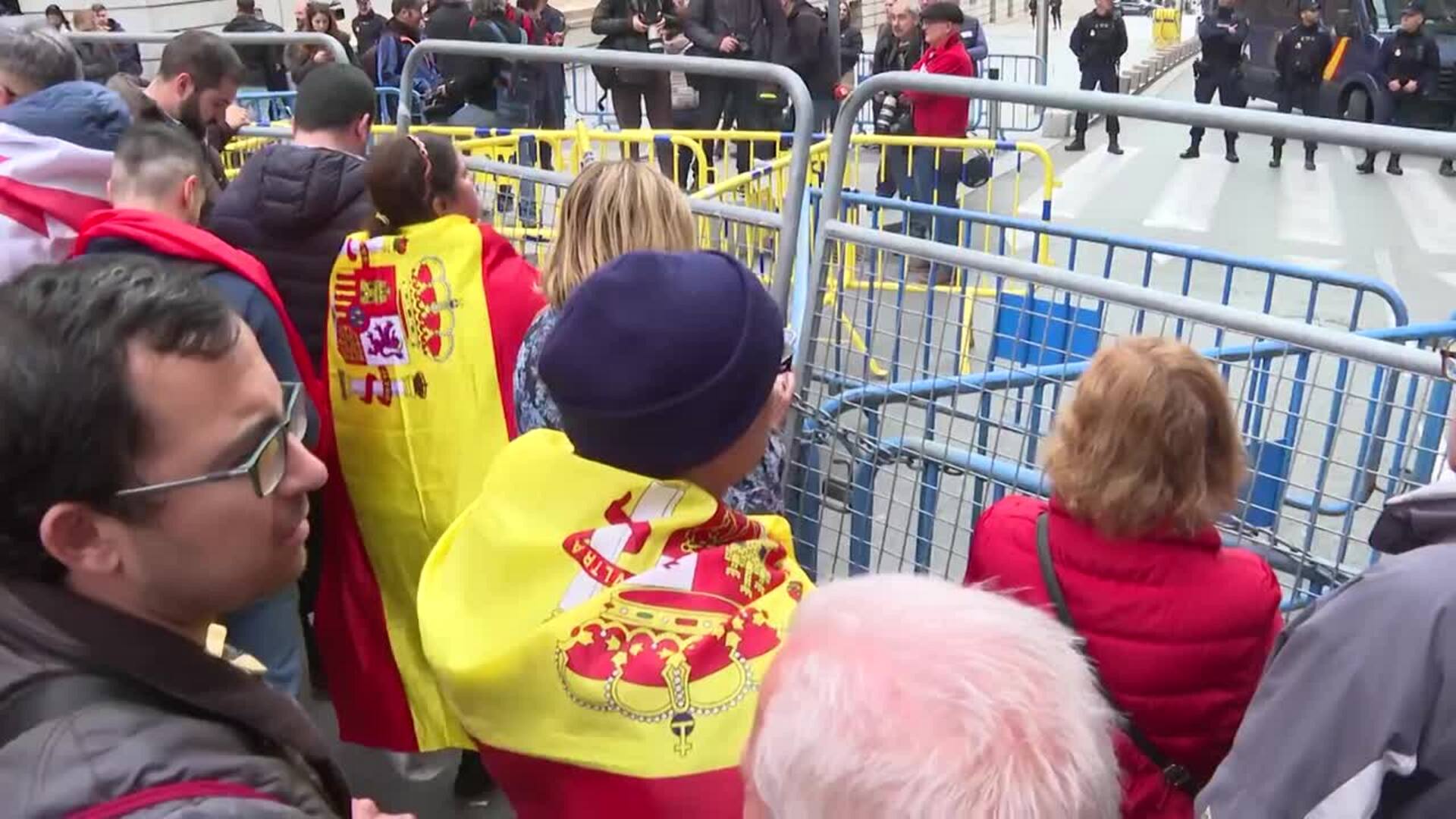 Unas decenas de personas se concentran contra Sánchez en el perímetro ...