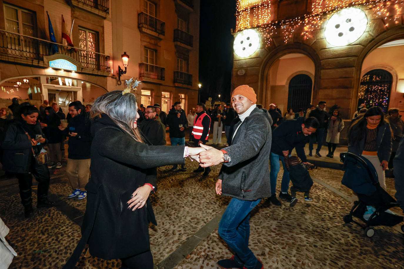 Baile, ilusión y deseos de «salud, amor y buena suerte» en Gijón
