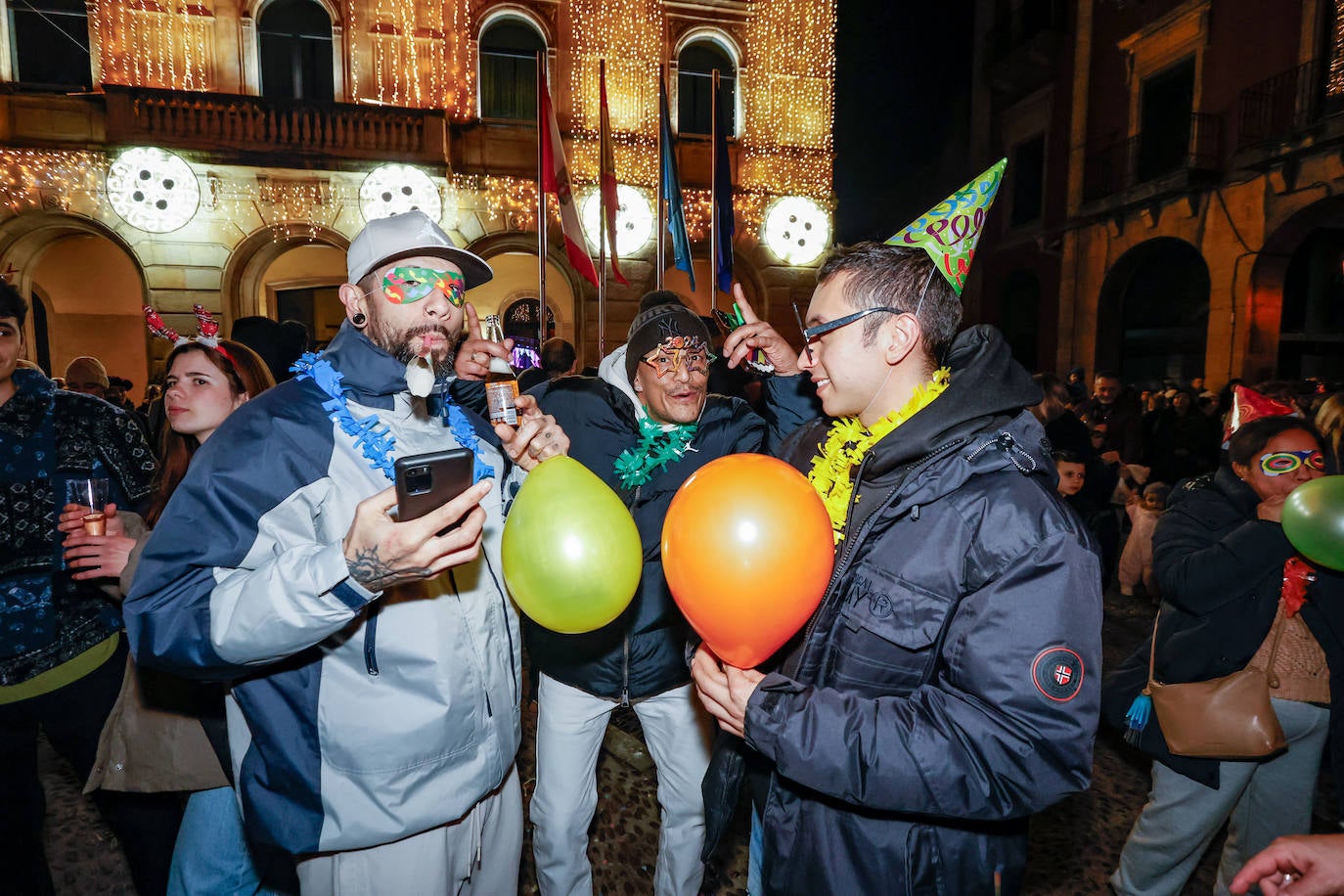 Baile, ilusión y deseos de «salud, amor y buena suerte» en Gijón