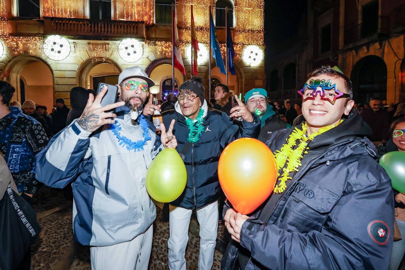 Baile, ilusión y deseos de «salud, amor y buena suerte» en Gijón