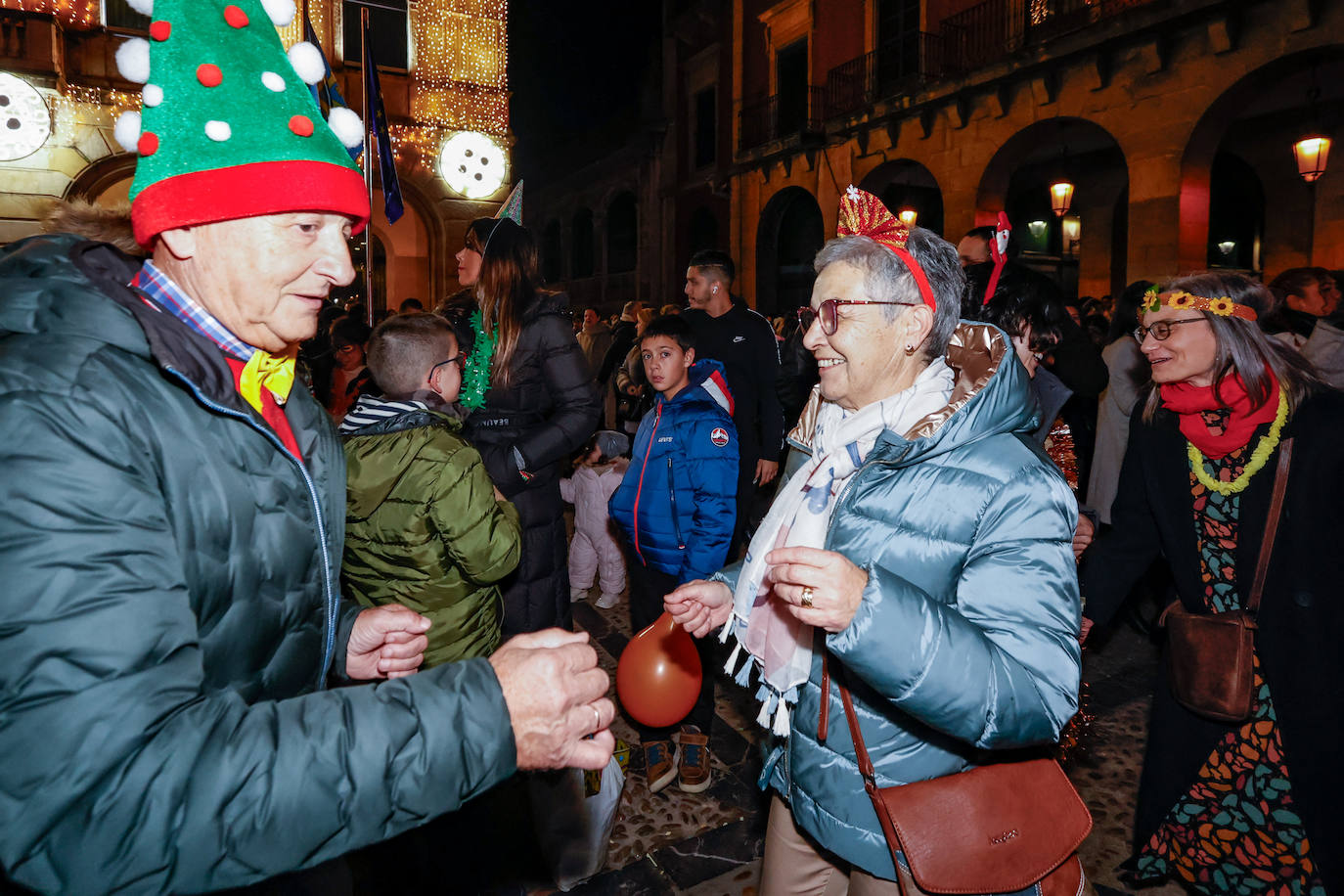 Baile, ilusión y deseos de «salud, amor y buena suerte» en Gijón