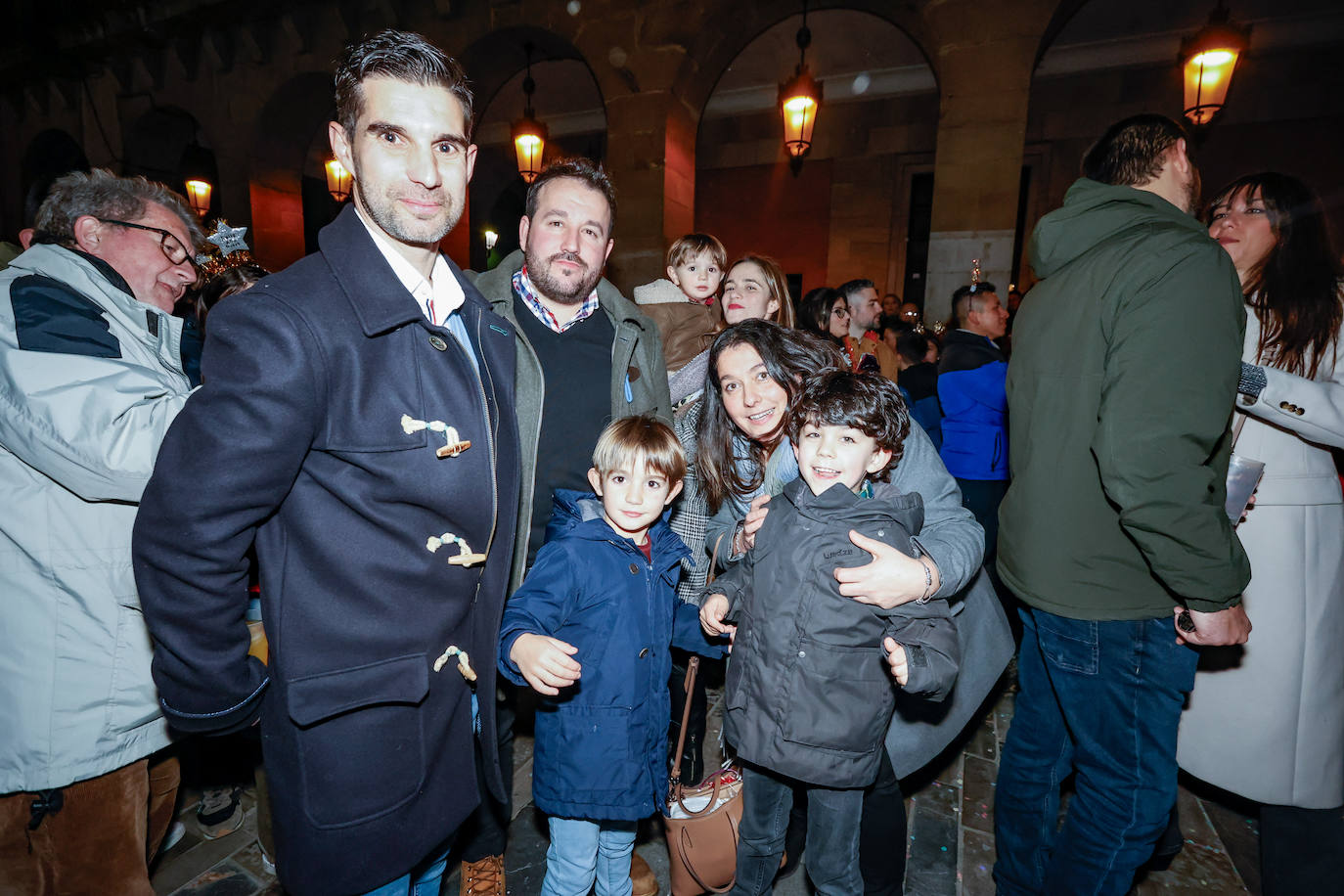 Baile, ilusión y deseos de «salud, amor y buena suerte» en Gijón