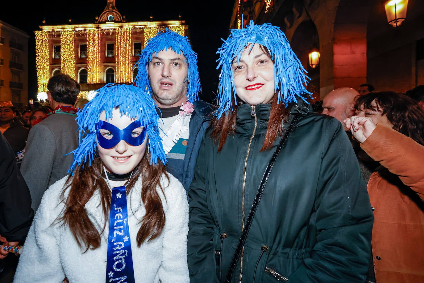 Baile, ilusión y deseos de «salud, amor y buena suerte» en Gijón