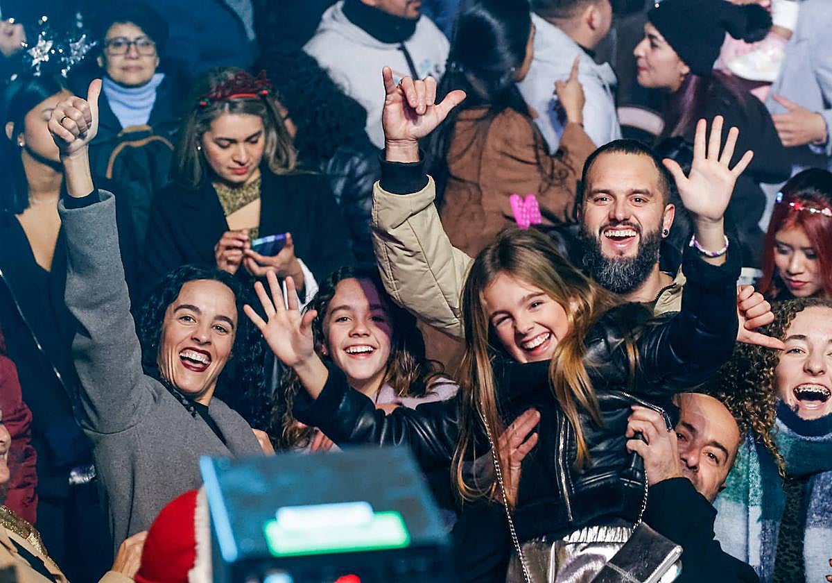 Baile, ilusión y deseos de «salud, amor y buena suerte» en Gijón