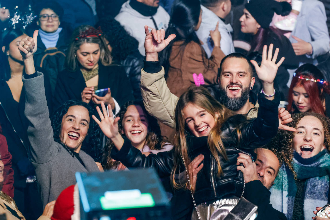 Baile, ilusión y deseos de «salud, amor y buena suerte» en Gijón