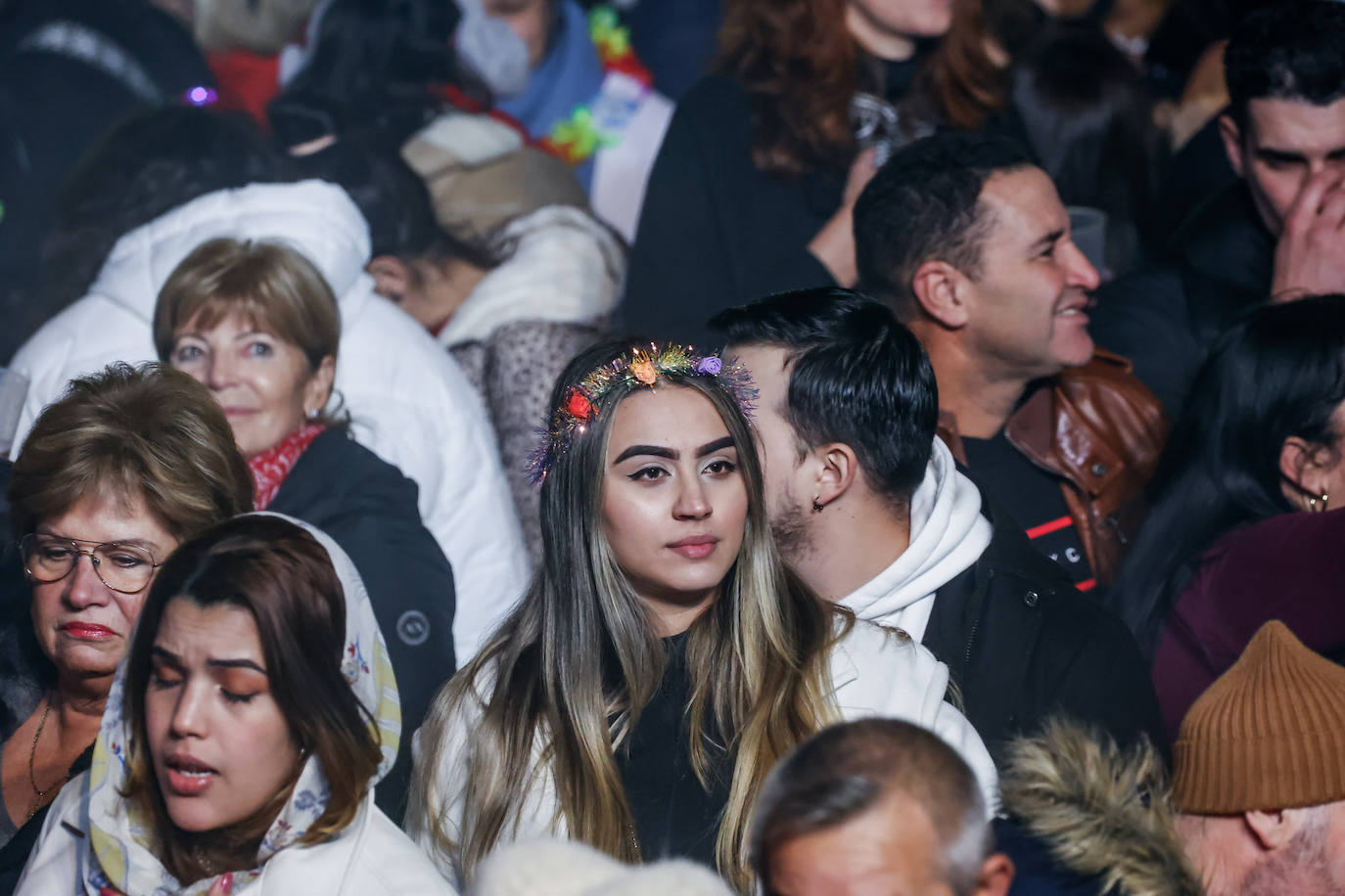 Baile, ilusión y deseos de «salud, amor y buena suerte» en Gijón