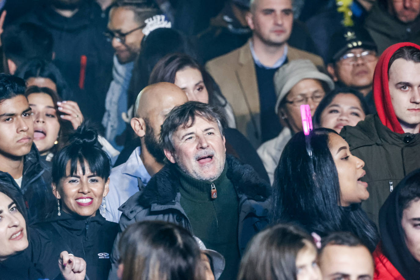 Baile, ilusión y deseos de «salud, amor y buena suerte» en Gijón