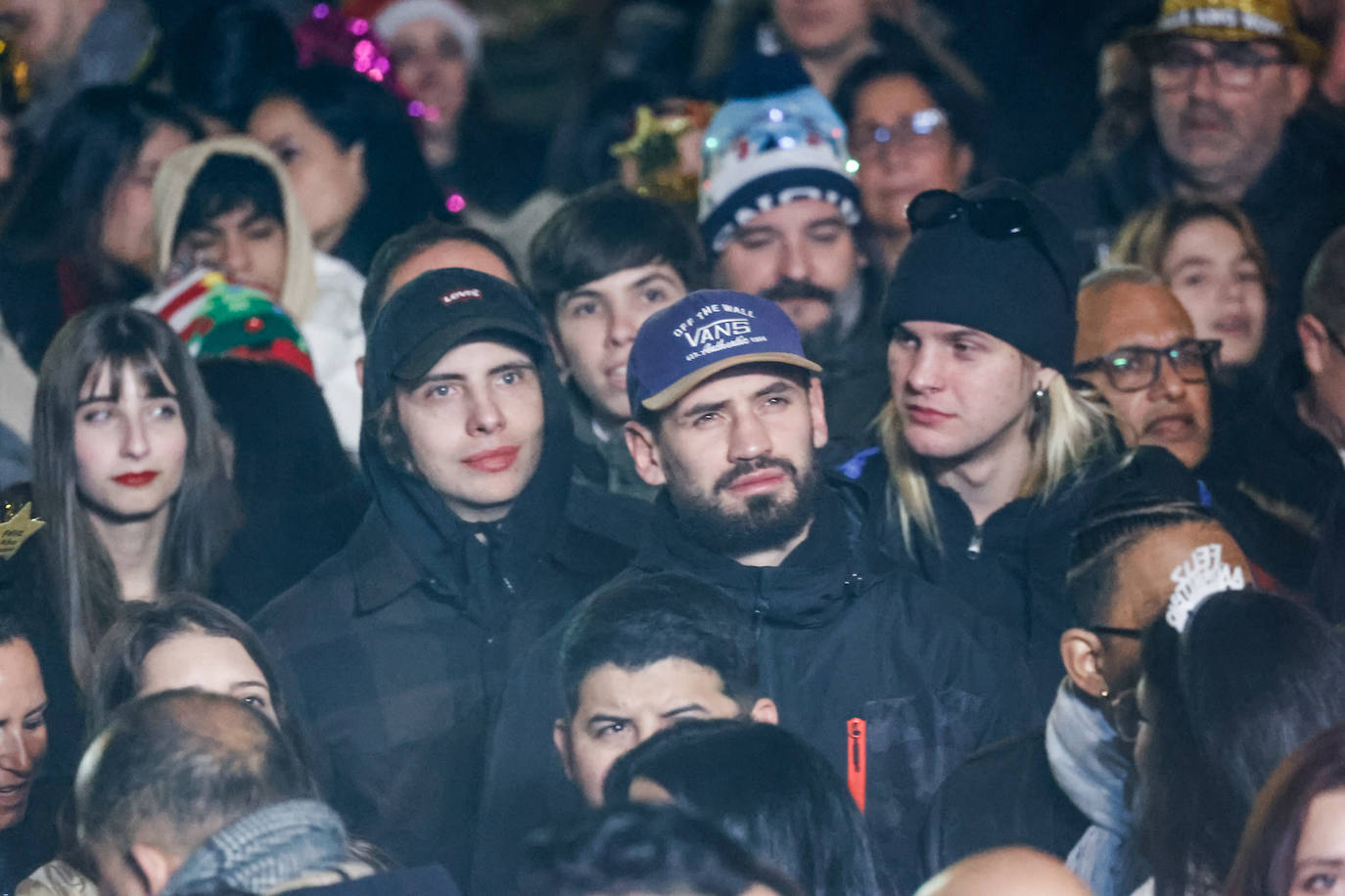Baile, ilusión y deseos de «salud, amor y buena suerte» en Gijón
