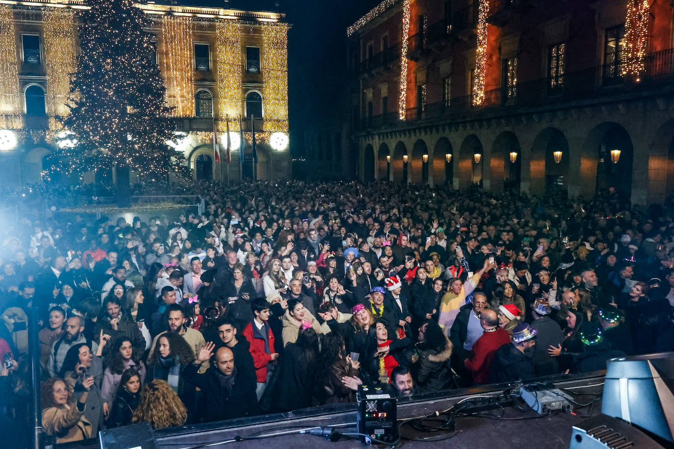 Baile, ilusión y deseos de «salud, amor y buena suerte» en Gijón