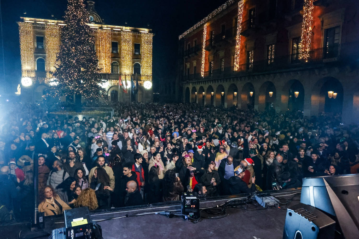 Baile, ilusión y deseos de «salud, amor y buena suerte» en Gijón