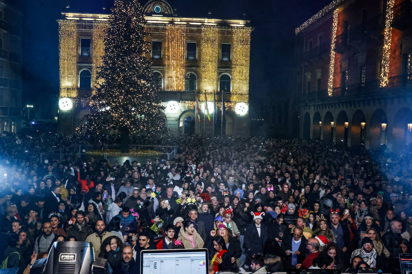 Baile, ilusión y deseos de «salud, amor y buena suerte» en Gijón