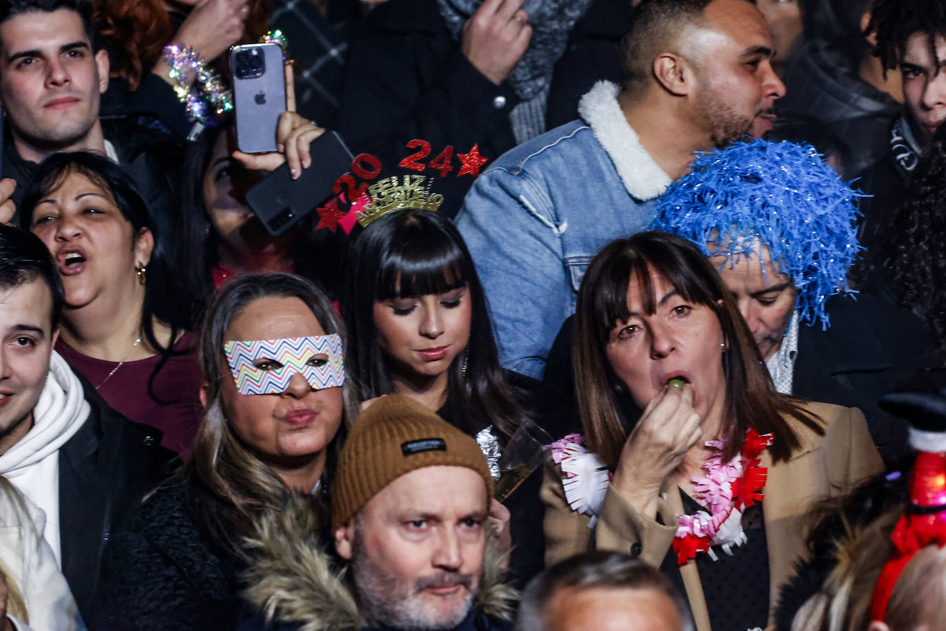 Baile, ilusión y deseos de «salud, amor y buena suerte» en Gijón