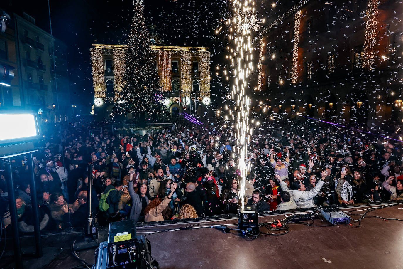 Baile, ilusión y deseos de «salud, amor y buena suerte» en Gijón