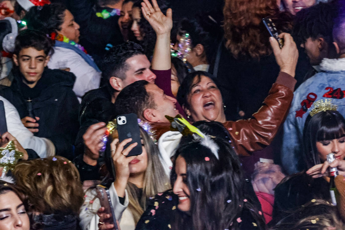 Baile, ilusión y deseos de «salud, amor y buena suerte» en Gijón