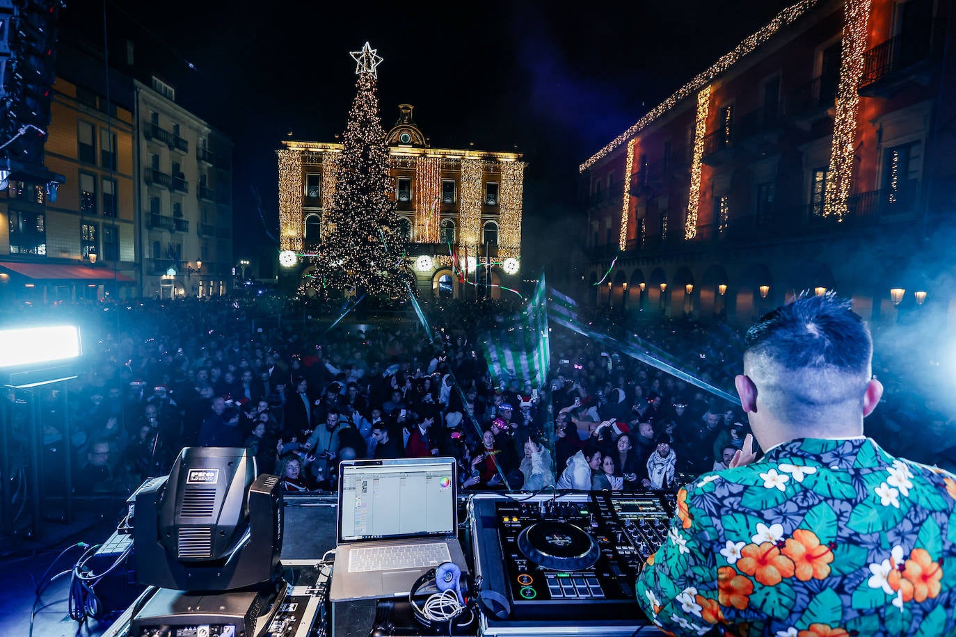 Baile, ilusión y deseos de «salud, amor y buena suerte» en Gijón