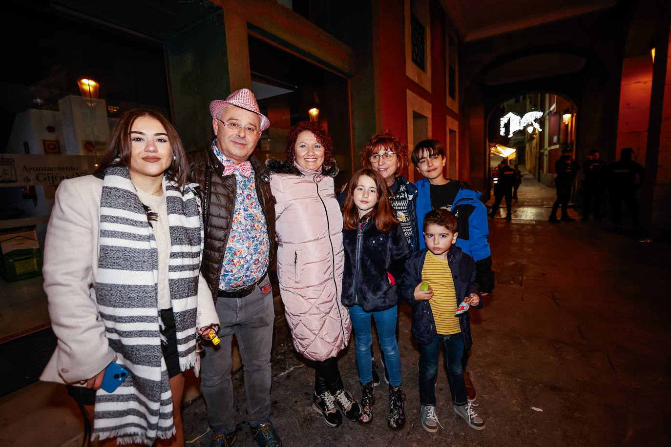 Baile, ilusión y deseos de «salud, amor y buena suerte» en Gijón