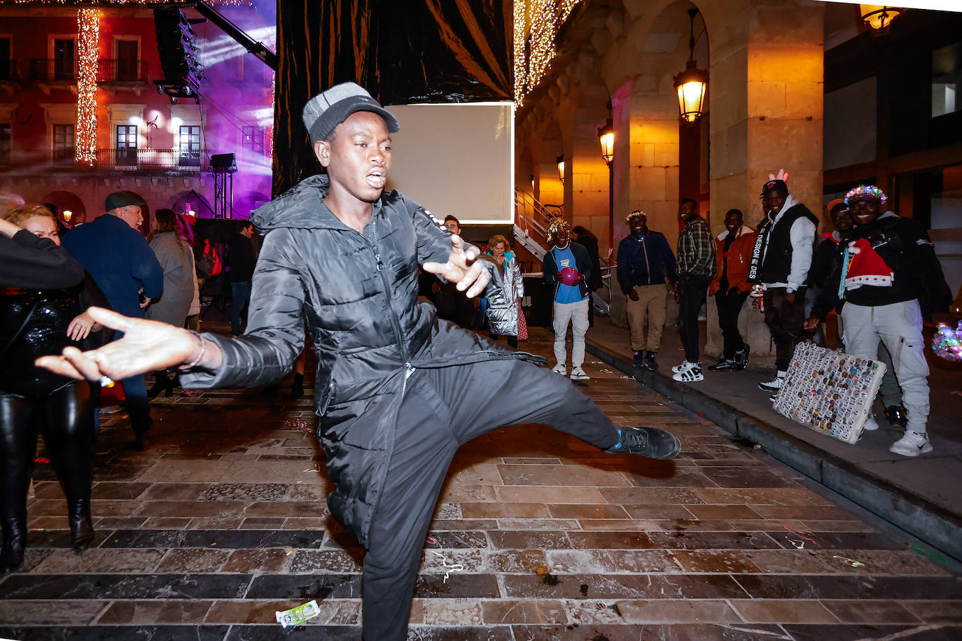 Baile, ilusión y deseos de «salud, amor y buena suerte» en Gijón