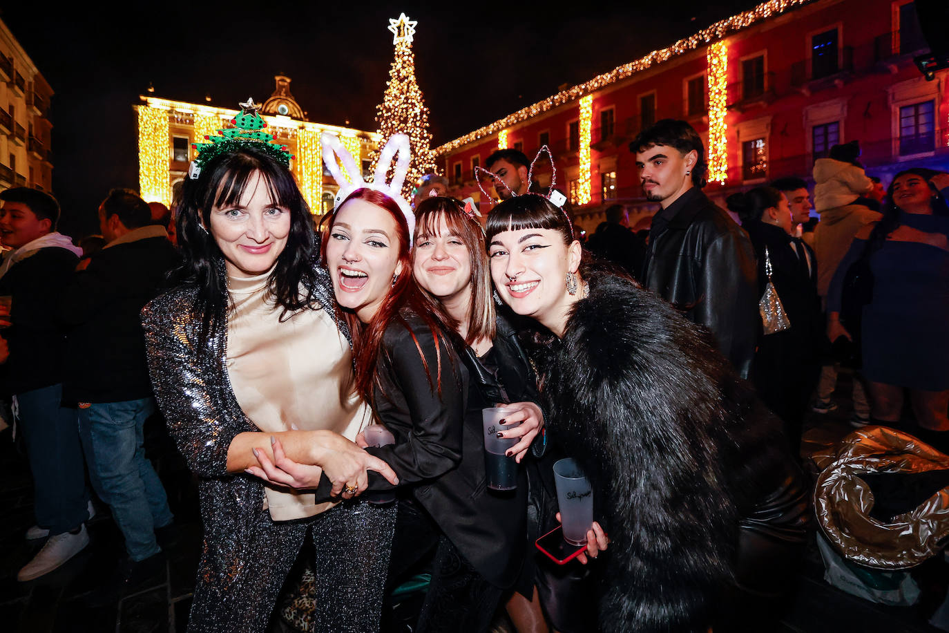 Baile, ilusión y deseos de «salud, amor y buena suerte» en Gijón