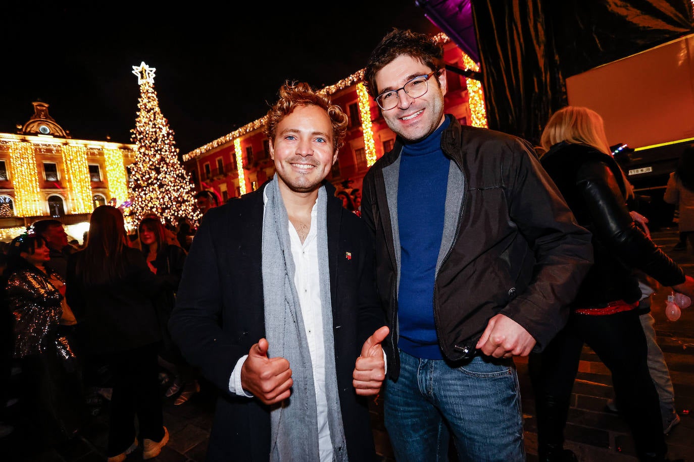 Baile, ilusión y deseos de «salud, amor y buena suerte» en Gijón
