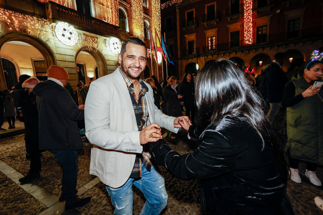 Baile, ilusión y deseos de «salud, amor y buena suerte» en Gijón