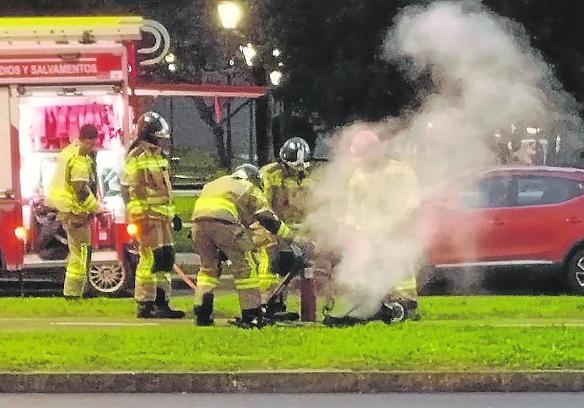 Los bomberos sofocan el incendio de un patinete en la avenida de Carlos Marx.