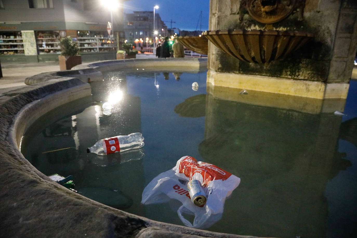 Toneladas de basura en Gijón tras la fiesta de Nochevieja