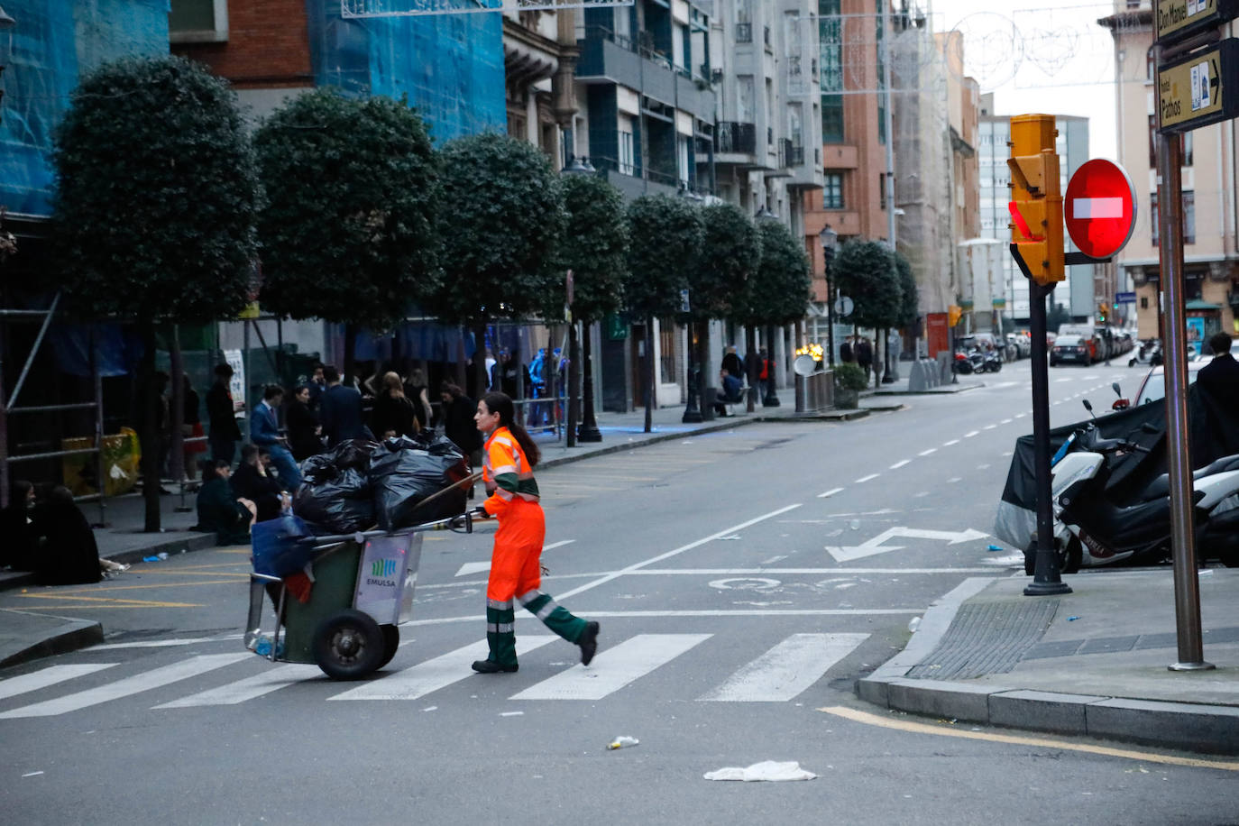 Toneladas de basura en Gijón tras la fiesta de Nochevieja