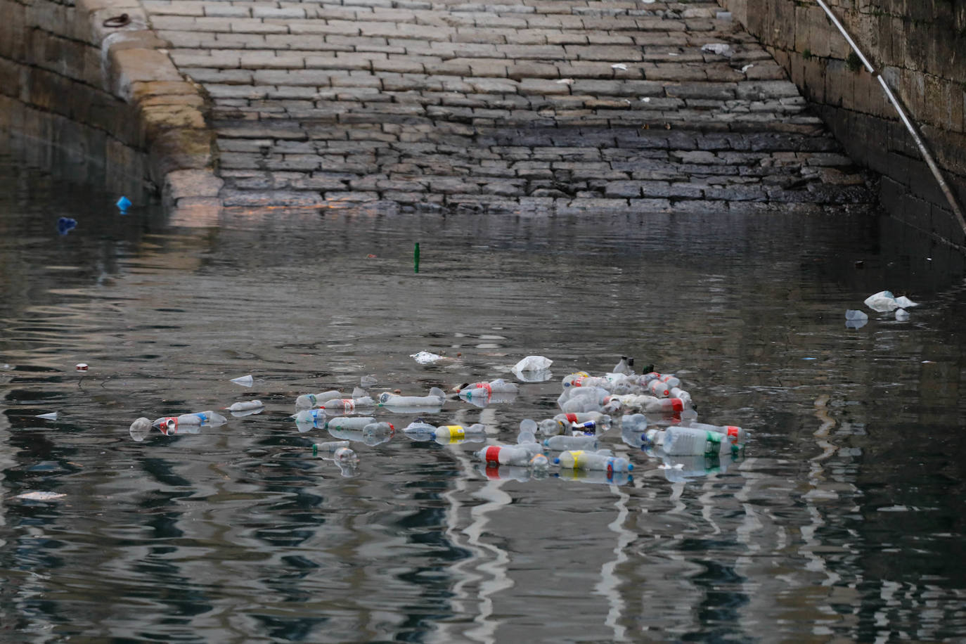 Toneladas de basura en Gijón tras la fiesta de Nochevieja